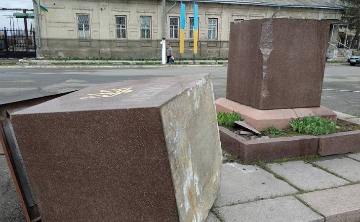В Дергачах свалили постамент с украинским флагом (Фото)