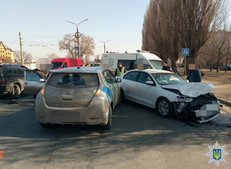 На Академика Павлова столкнулись Volkswagen Jetta, Nissan Leaf и Opel Kadett
