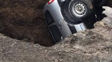 На Алексеевке провалился под землю автомобиль Chevrolet Niva (ФОТО)