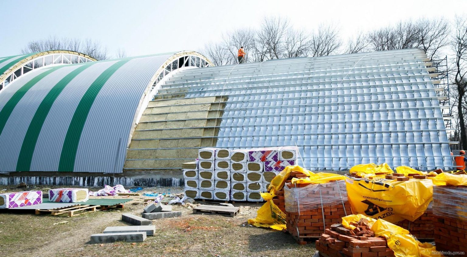 В Золочеве завершается монтаж каркаса физкультурно-оздоровительного комплекса (ВИДЕО)
