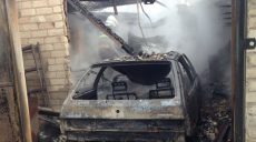Пожаром на Харьковщине уничтожены автомобиль и гараж, в котором он стоял