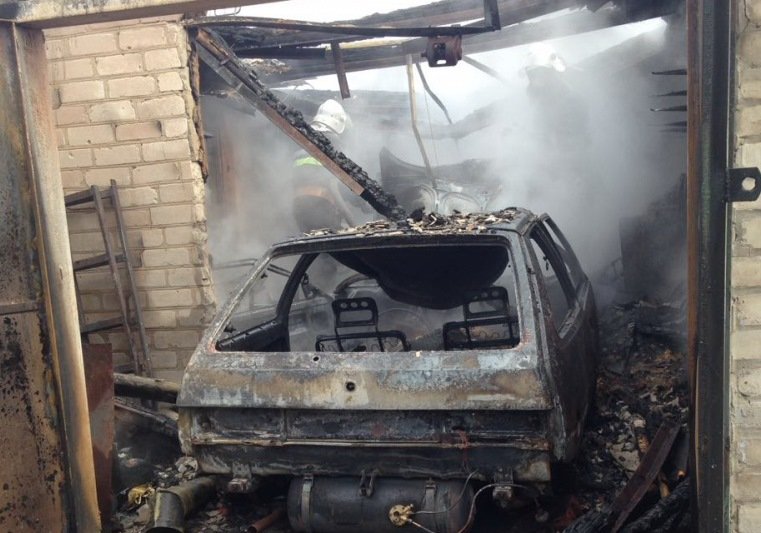 Пожаром на Харьковщине уничтожены автомобиль и гараж, в котором он стоял