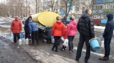 Жители Лозовой из-за аварии на коллекторе остаются с привозной водой