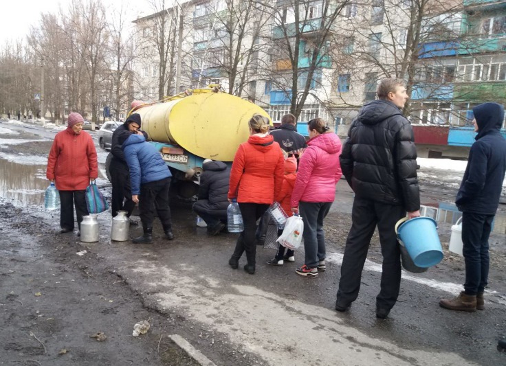Жители Лозовой из-за аварии на коллекторе остаются с привозной водой