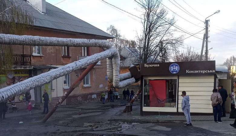На Лысой Горе обрушилась воздушная теплотрасса (ФОТО, ВИДЕО)