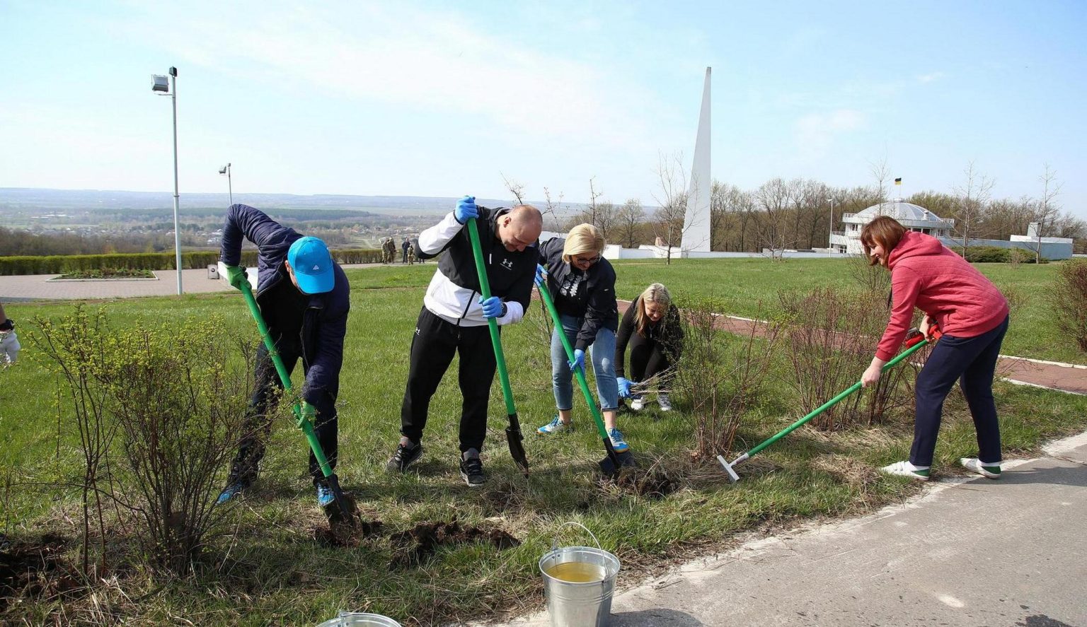 Сегодня на Харьковщине ликвидируют 700 свалок и высадят 20 тысяч деревьев