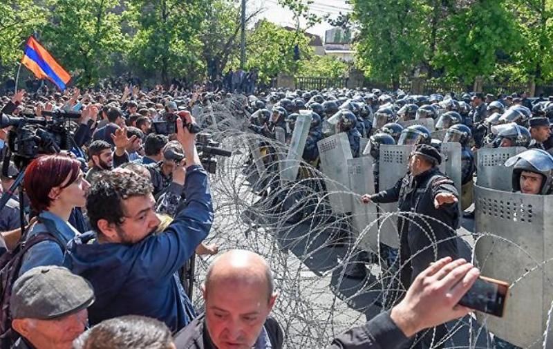 Армянская оппозиция взяла курс на «бархатную революцию» (Видео)