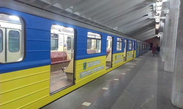 В харьковском метрополитене парень катался между вагонами (Видео)