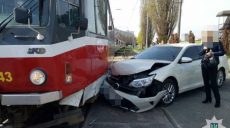 На Академика Павлова Toyota Camry въехала в трамвай (Фото)