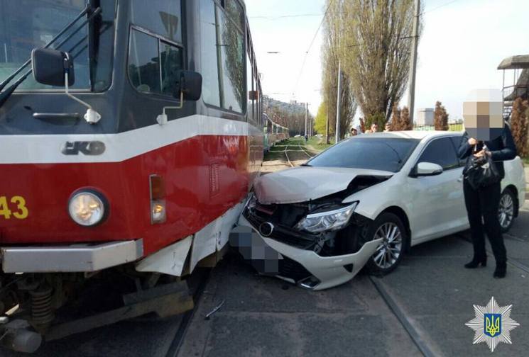 На Академика Павлова Toyota Camry въехала в трамвай (Фото)