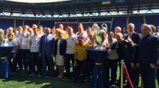 В Харькове привезли кубки УЕФА