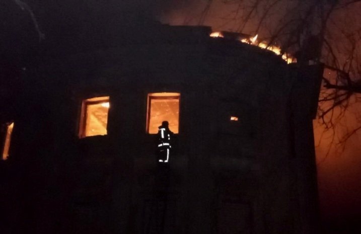 На Харьковщине горело старинное архитектурное здание (Фото)