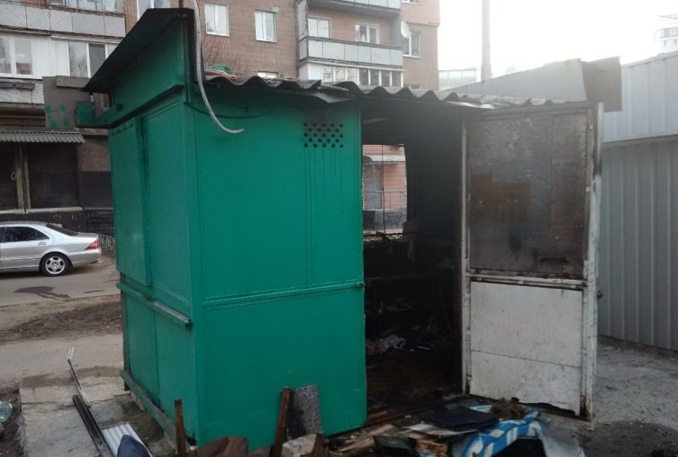 На Основе сгорел обувной киоск (Фото)