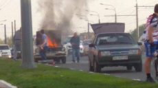 В Харькове на ходу вспыхнул автомобиль (ФОТО)