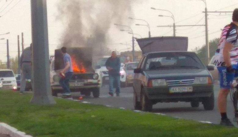 В Харькове на ходу вспыхнул автомобиль (ФОТО)