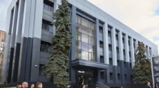 Экс-депутат горсовета заблокировал покрышками вход в приемную главы района Харькова