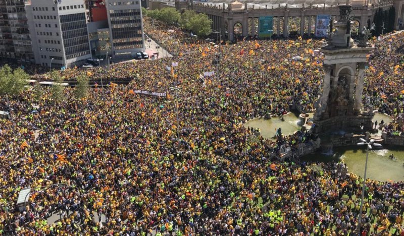 315 тыс. каталонцев на улицах Барселоны потребовали от Испании освободить их политиков