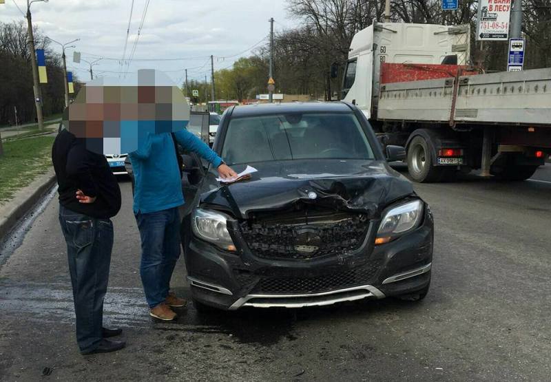 На Белгородском шоссе столкнулись Mercedes и ВАЗ (Фото)