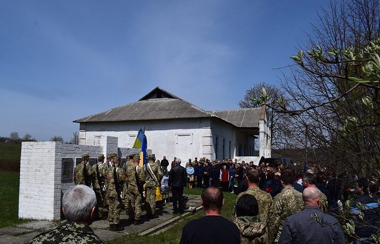 На Харьковщине проводили в последний путь воина АТО