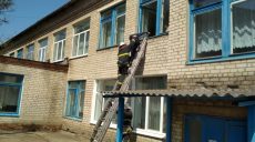 Учеников и учителей сельской школы эвакуировали через окно (Фото)