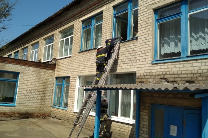 Учеников и учителей сельской школы эвакуировали через окно (Фото)