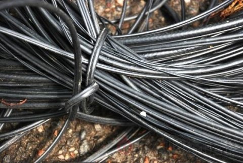 На Новой Баварии злоумышленники вырезали 100 метров телефонного кабеля