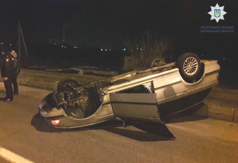 На Магистральном въезде опрокинулся BMW