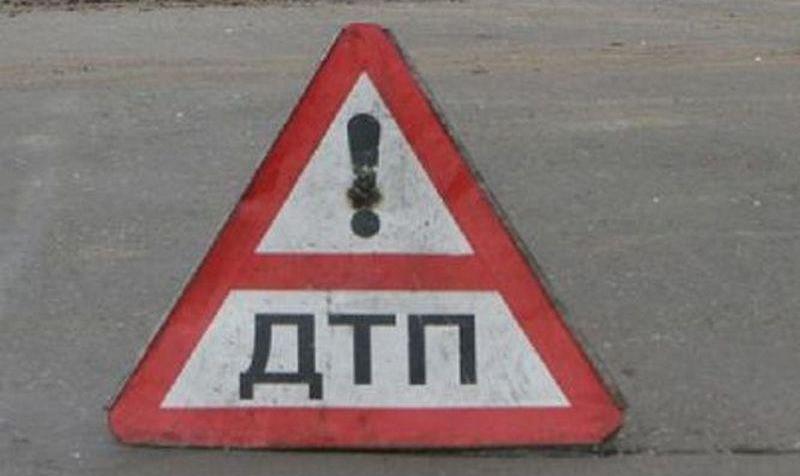 На Алчевских водитель УАЗ повредил 3 автомобиля и рекламный щит