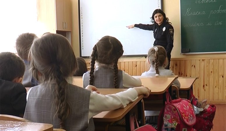 Патрульные рассказали харьковским школьникам, как вести себя на дороге (ВИДЕО)