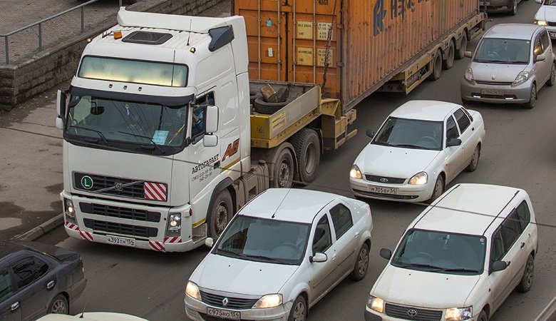 Автомобилисты предлагают запретить фурам въезд в город