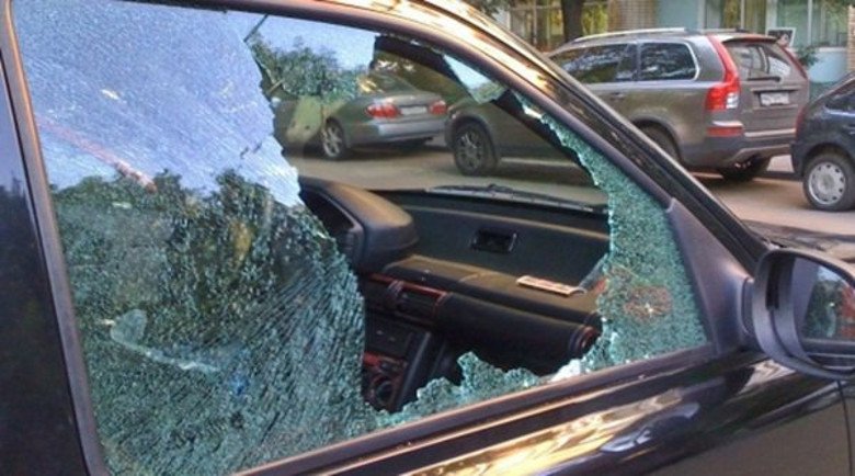 В Харькове вор разбил стекло автомобиля и украл барсетку