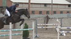 В Дергачевской юношеской конно-спортивной школе состоялось открытие летнего сезона в конкуре (видео)