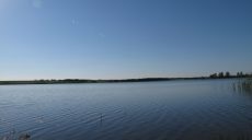 На Печенежском водохранилище — весеннее зарыбление. В водоем выпустят более полумиллиона мальков (видео)