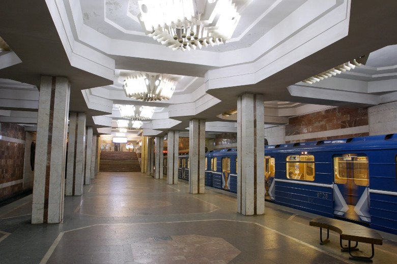 Харьковчане просят поставить в метро урны для мусора