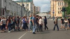 Достучаться до застройщика. Недовольные пайщики вышли на пикет в центре Харькова (видео)
