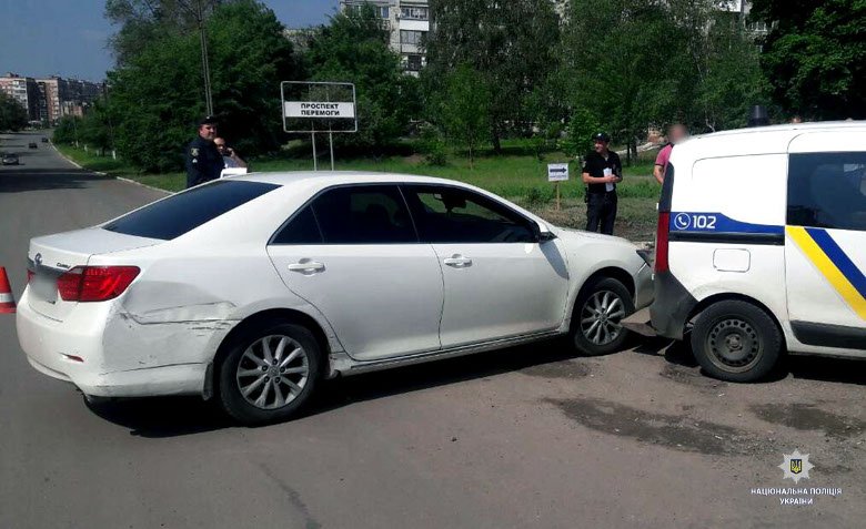 В Лозовой нарушители уходили от погони и разбили полицейским машину (ФОТО)