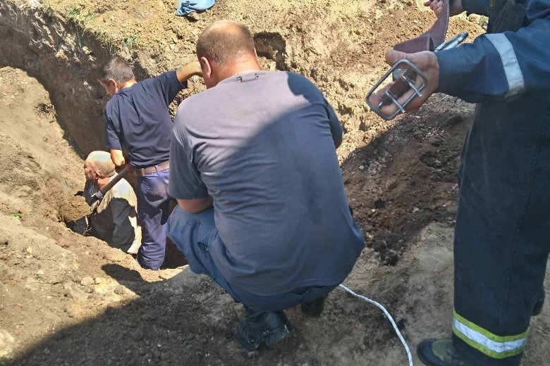 В Дергачах по время работ мужчину засыпало землей