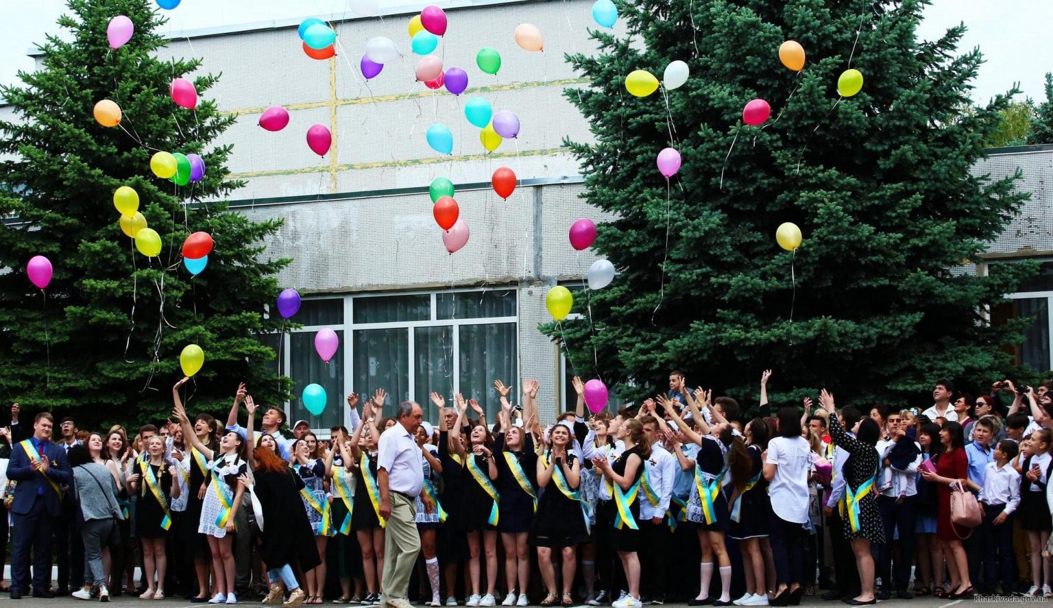 Торжественные линейки и вальс. В школах  прозвенели последние звонки (видео)