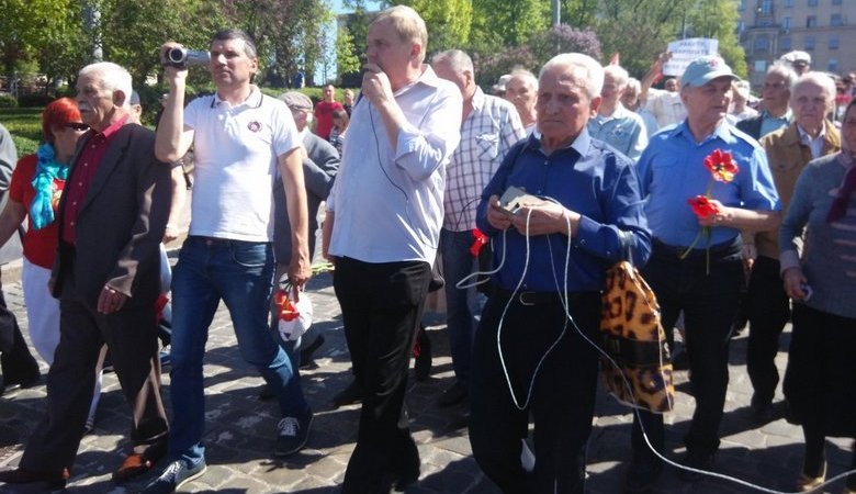 В Харькове участников маевки облили кефиром (ФОТО)