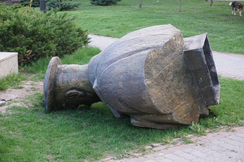 В Харькове группа неизвестных повалила памятник Жукову