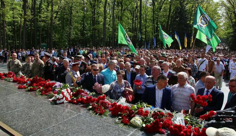 Харьковчане отмечают День памяти и примирения (ВИДЕО)