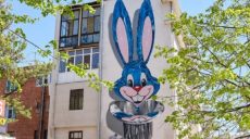 Британец нарисовал на стене дома в Харькове многометрового кролика (Фото)