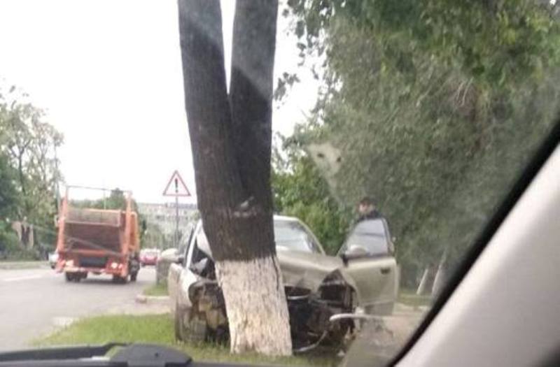 На Чкалова Daewoo Nubira врезался в дерево (Фото)