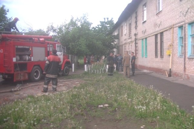 На Багратиона пожарные эвакуировали людей по автолестнице (видео)