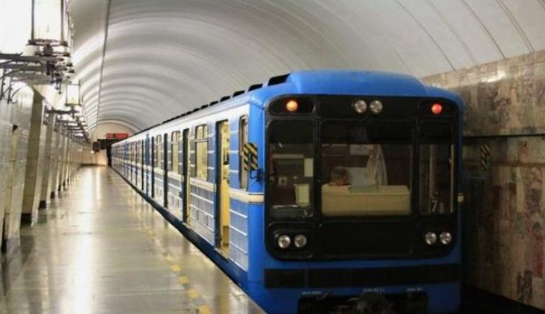 В Харькове в метро мужчина упал на рельсы