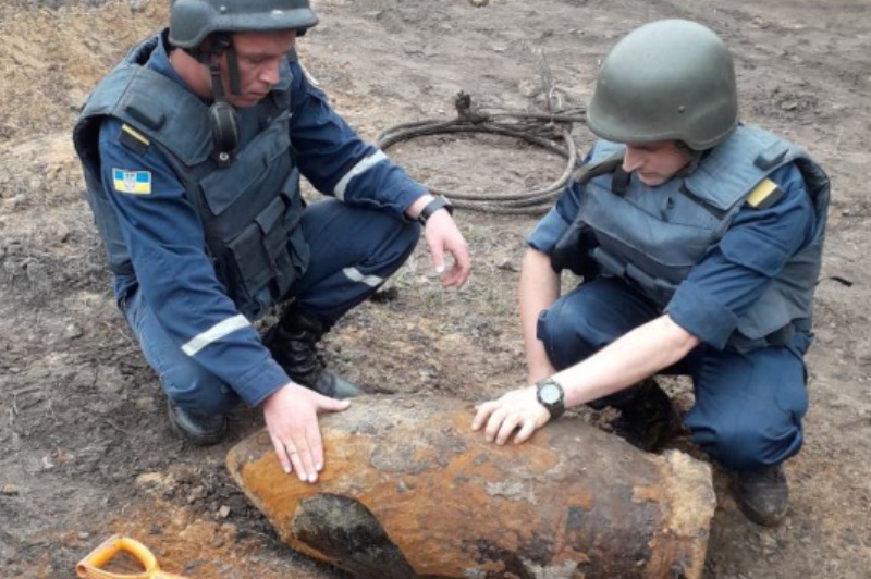 Житель Харьковщины выкопал в домовладении бомбу в 250 кг