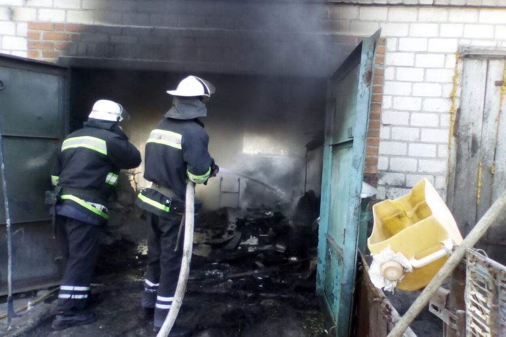 В Харьковской области мужчина получил ожоги рук во время пожара в своем гараже