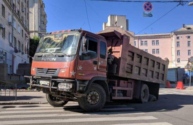 На Короленко тяжелый грузовик провалился под асфальт (фото)