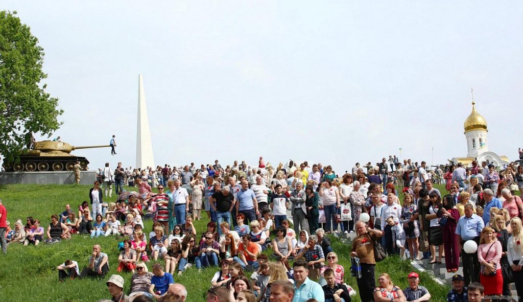На высоту Конева пришли 25 тысяч харьковчан, чтобы почтить память героев Второй мировой (фото)