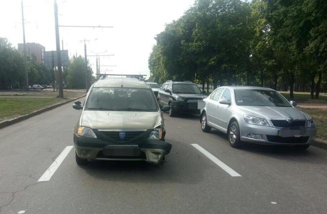 На Московском столкнулись Dacia Logan и Chevrolet Aveo